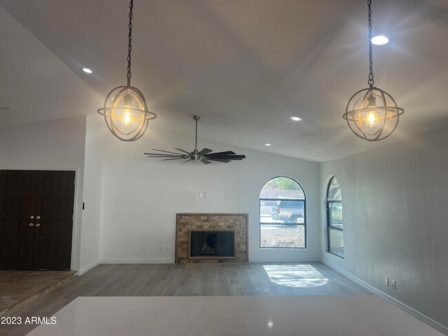 Building Photo - 1733 N La Rosa Dr