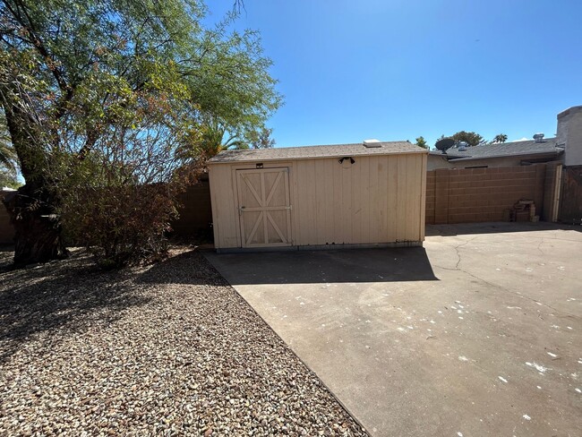 Building Photo - 3 Bedroom 2 Bath 8th and Dobson Mesa