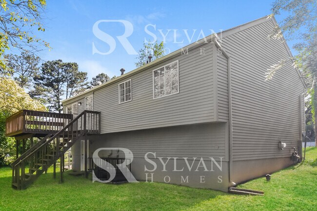 Building Photo - The living is easy in this 4 bedroom, 2 ba...