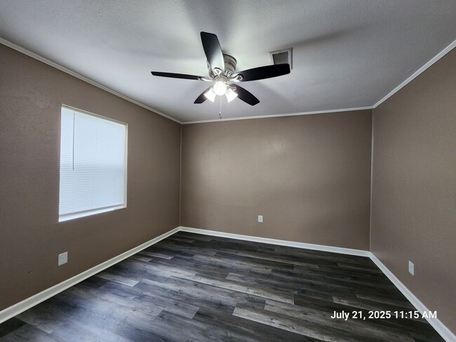 Building Photo - Updated 1 bed/1bath - move in ready