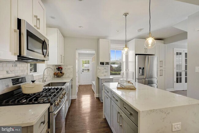 Building Photo - Newly Renovated Single Family home with Off Street Parking