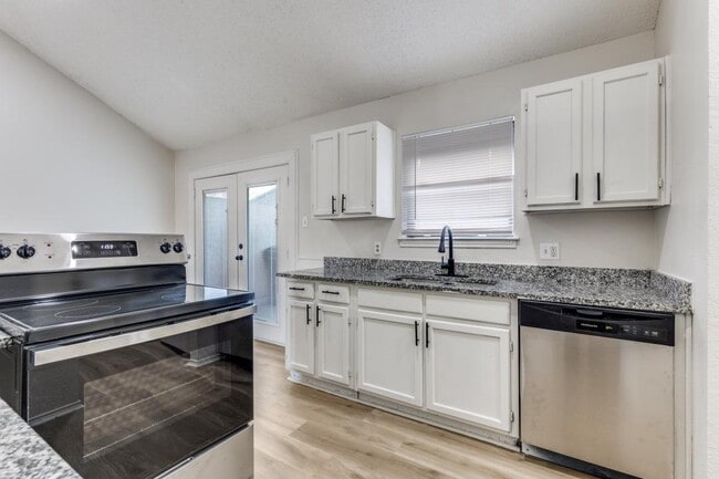 Building Photo - 418 S Las Vegas Trail