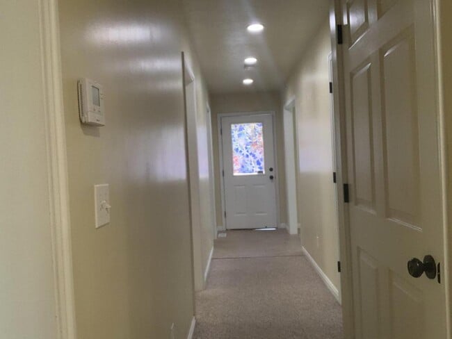 Building Photo - 422 540