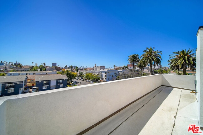 Building Photo - 406 1/2 N Kenmore Ave