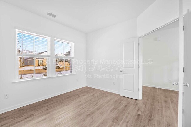 Building Photo - 2137 Riverbend Ave