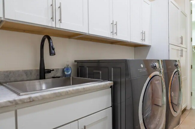 Building Photo - 18519 W Paradise Ln