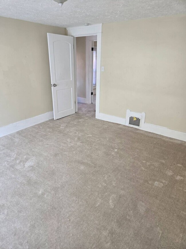 Building Photo - Charming 2-Bedroom Property in Prime Location (Section 8 Vouchers Accepted)