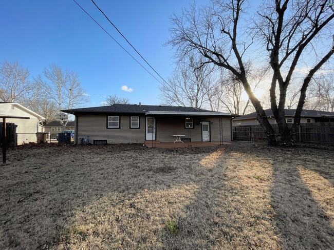 Building Photo - 3 Bedroom Home With  Basement