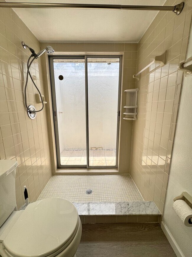 Building Photo - Annual unfurnished nicely renovated 2/2 villa near the Ringling Museum
