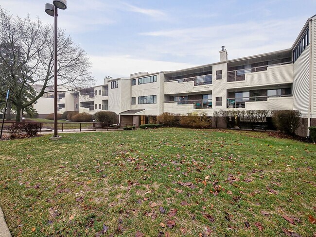 Building Photo - AVAILABLE NOW! Inviting 2-Bedroom, 2-Bath Condo in a Convenient Farmington Hills Community