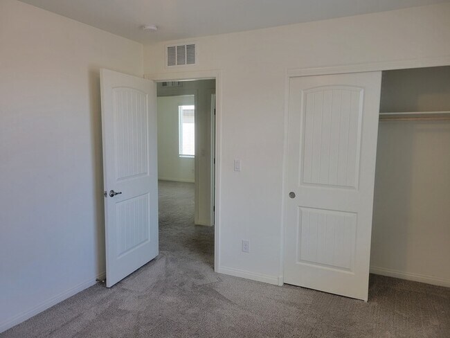 Building Photo - Beautiful 4 bedroom home!