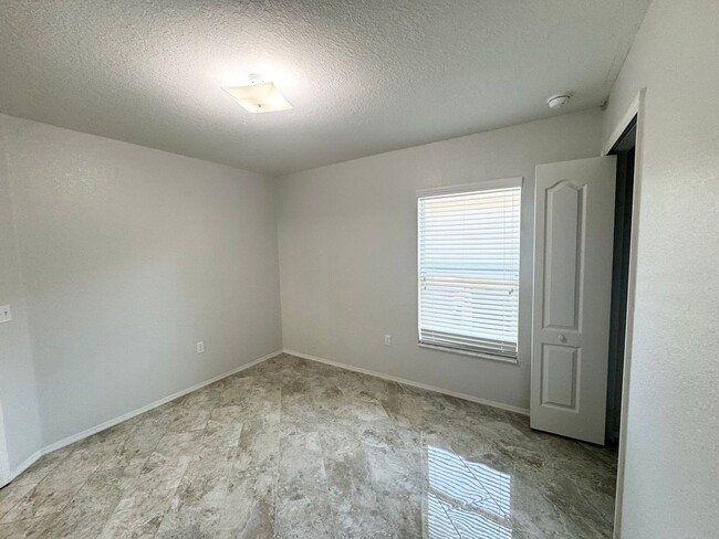 Building Photo - 4 Bedroom 2 Bath - Gated Community - Move ...