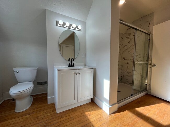 Building Photo - Updated 3bed 2bath