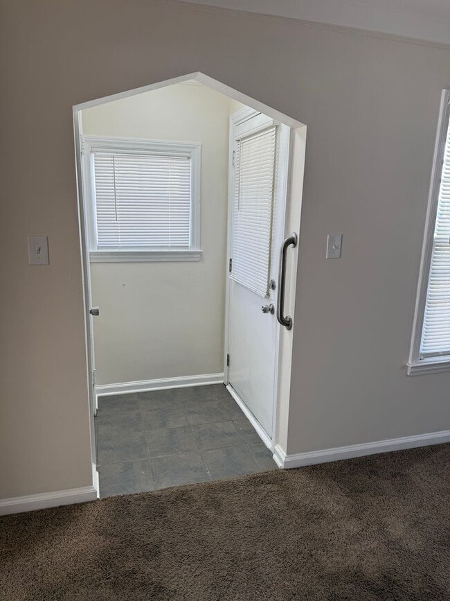 Building Photo - Awesome Property for an Awesome Price