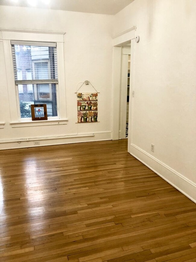 Building Photo - Cute CORNER 1 BR- high ceilings, clawfoot tub, up to 3 pets! NEW SPECIALS!