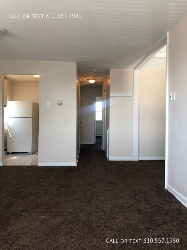 Building Photo - 2 Bedroom  1 Bath Apartment (THIRD  FLOOR)...