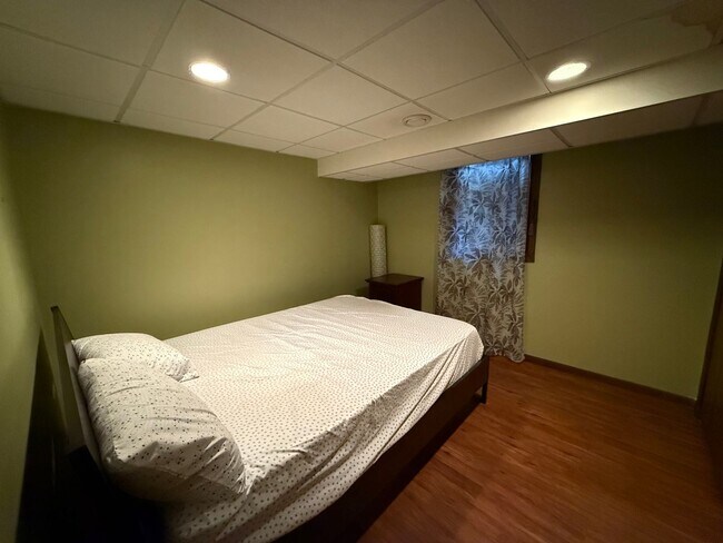 Building Photo - Beautiful 4 bed 2.5 Bath Bloomington SF Ho...