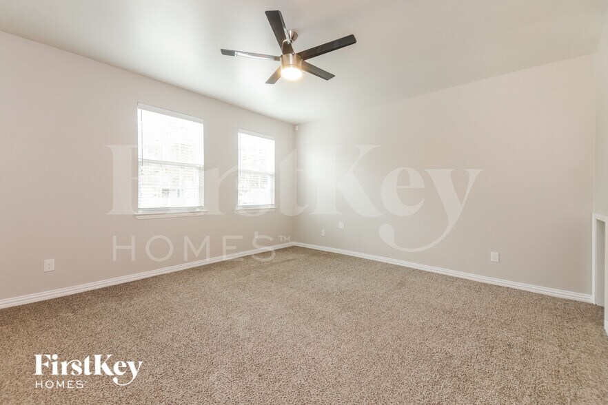 Building Photo - 4030 Vineyard Dr