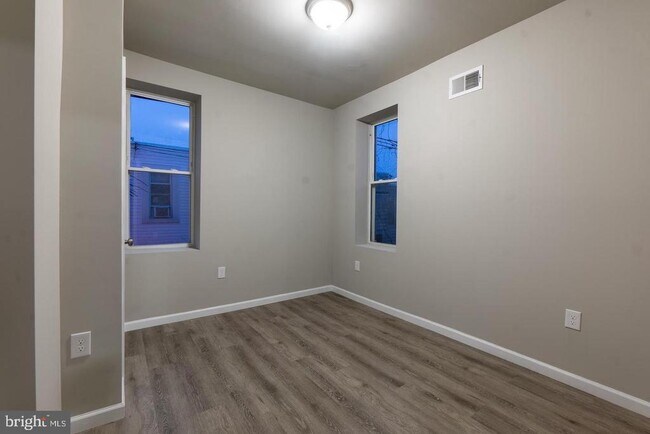 Building Photo - 141 N Peach St