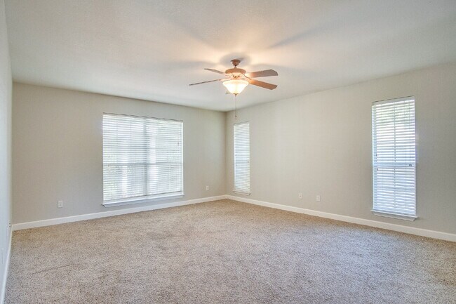 Building Photo - Spacious Pace Home with Office, Fireplace & Pergola