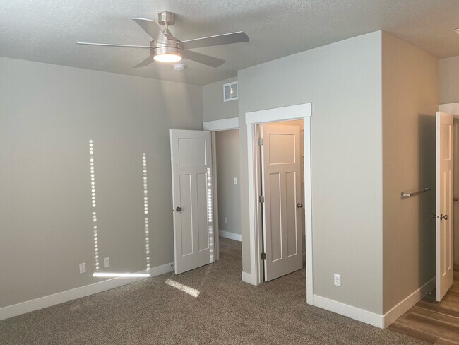 Building Photo - 1118 S High Ridge Dr