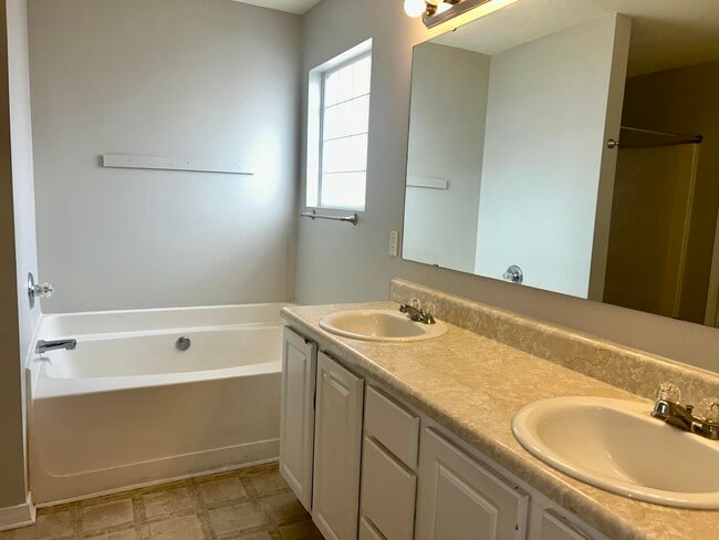 Building Photo - 218 Trish Dr