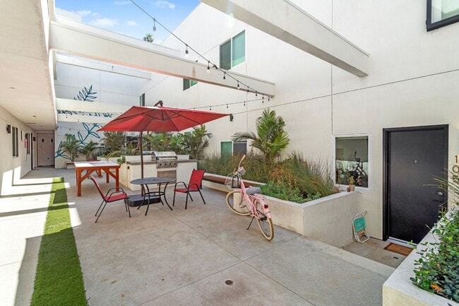 Building Photo - Oasis At The Row