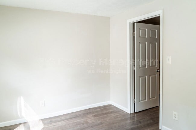 Building Photo - 1136 Valley Dr SW