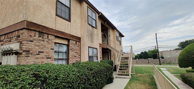 Building Photo - 1712 Crestpoint Dr