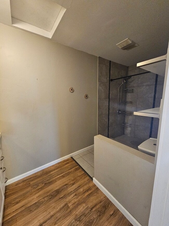 Building Photo - 2 Bedroom 2 Bathroom fully electric house ...