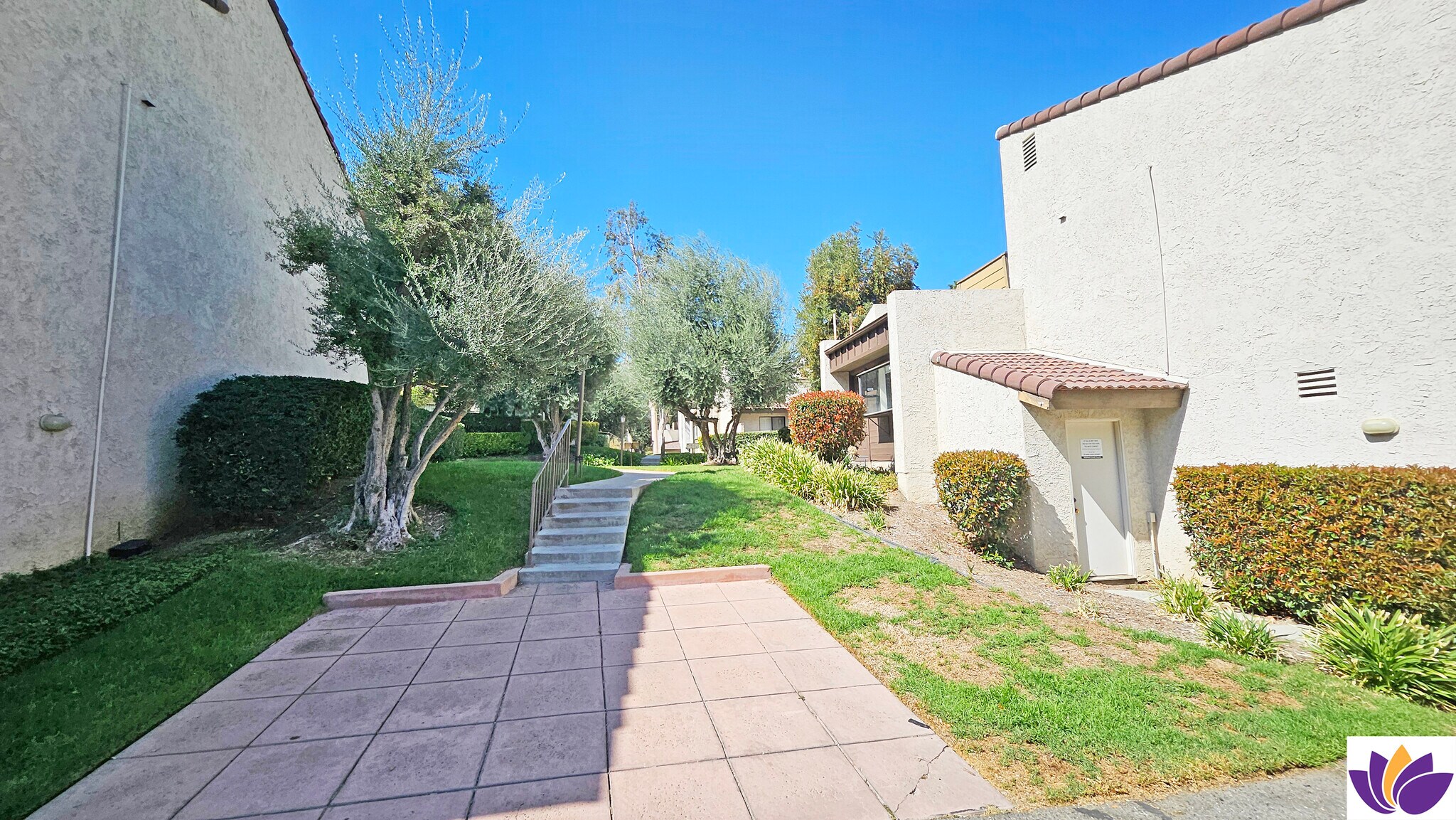 Building Photo - 5800 Owensmouth Ave