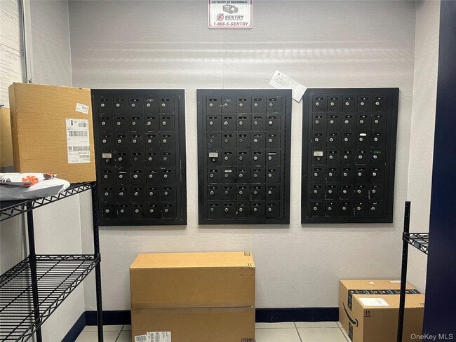 Building Photo - 666 Pelham Rd