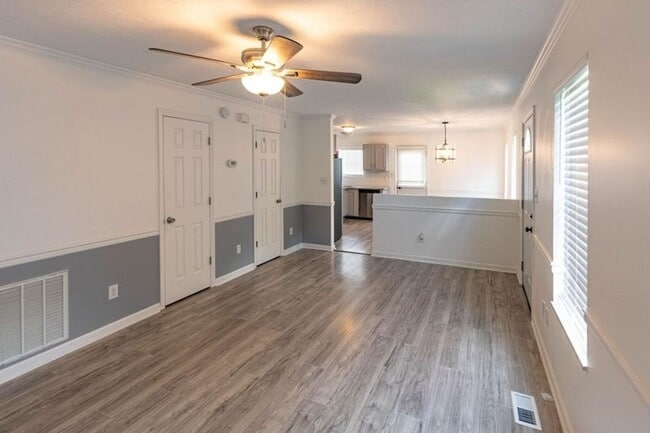 Building Photo - Knoxville 37912 - 2 bedroom, 1.5 bathroom ...