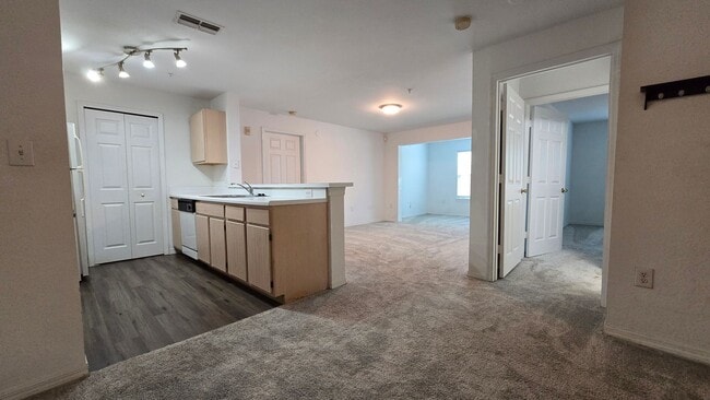 Building Photo - Spacious 2 Bed, 2 Bath Condo in Gated Comm...
