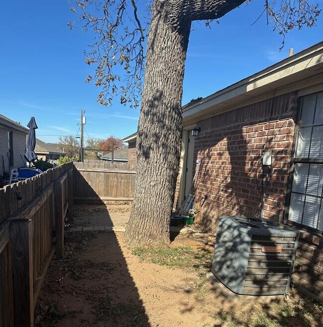 Building Photo - 709 Willowood