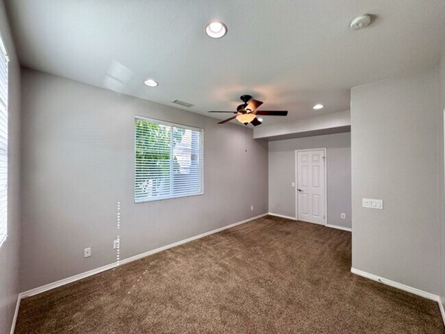 Building Photo - Discover this beautifully upgraded 5 bedro...