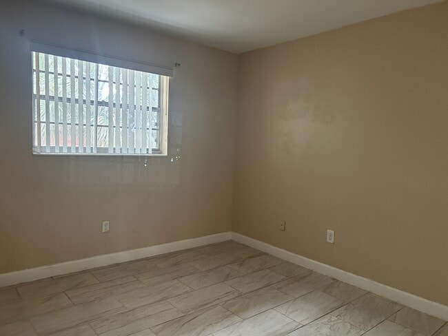 Building Photo - 1505 Crescent Cir