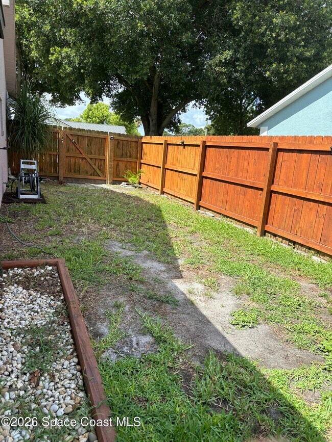 Building Photo - 870 Spirea Dr