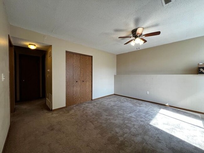 Building Photo - $1,050 | 2 Bedroom, 1 Bathroom Apartment | No Pets Allowed | Available for Immediate Move In!