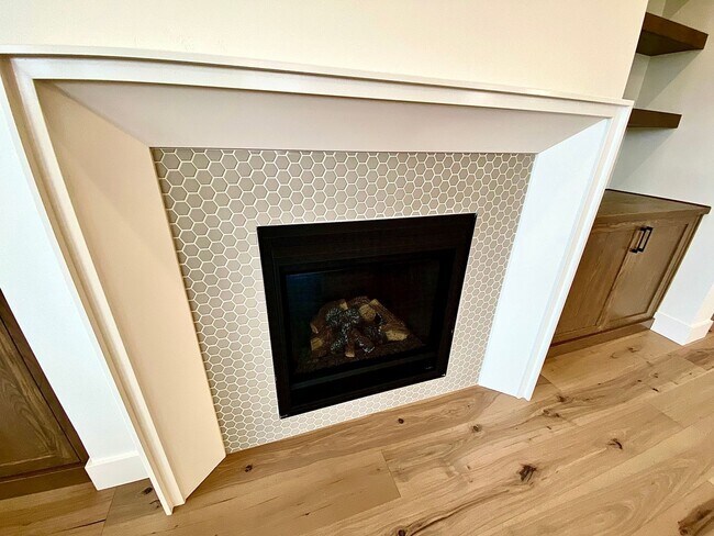 Building Photo - Beautiful Custom 6 Bedroom (2 Primary Bedr...