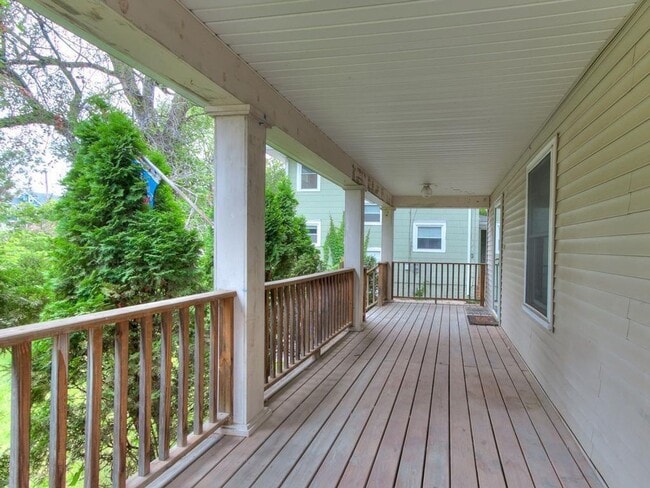 Building Photo - Spacious 5BR Home Near Drake — Porch, Garage & Tons of Space