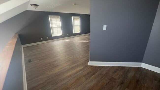 Building Photo - Must see 2 bed 2 bath!