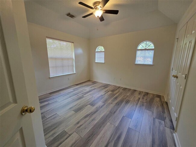 Building Photo - 214 Huggins Ferry Crossing