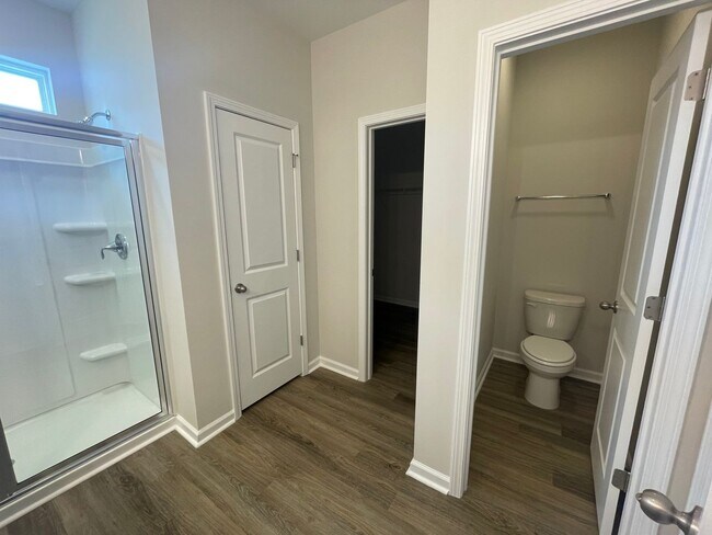 Building Photo - 3 BR Home in River Oaks!