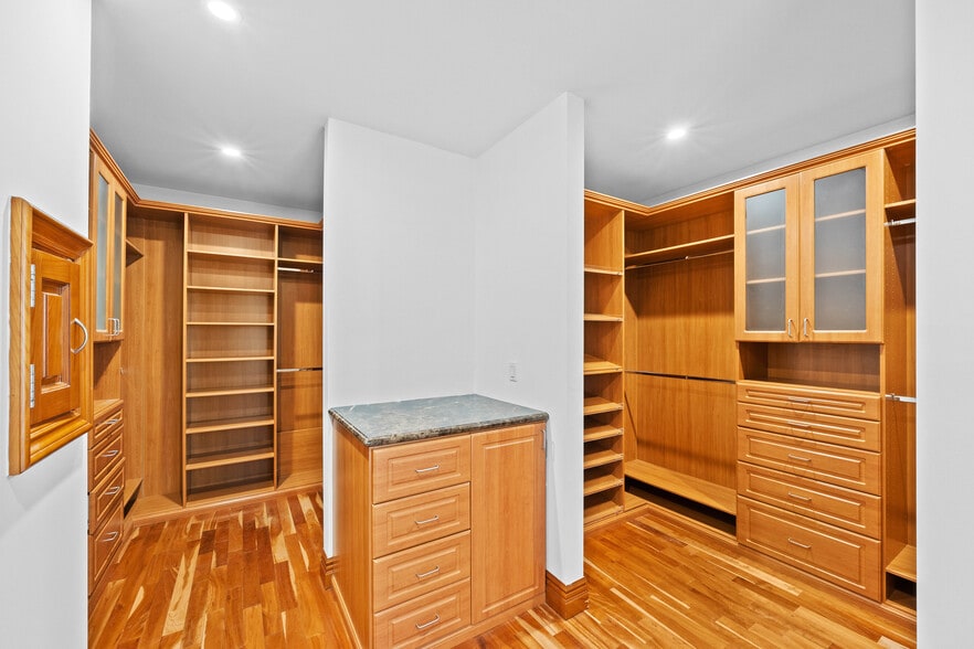 Building Photo - 9033 Cresta Dr