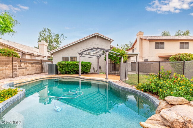 Building Photo - 1132 N Hudson Pl