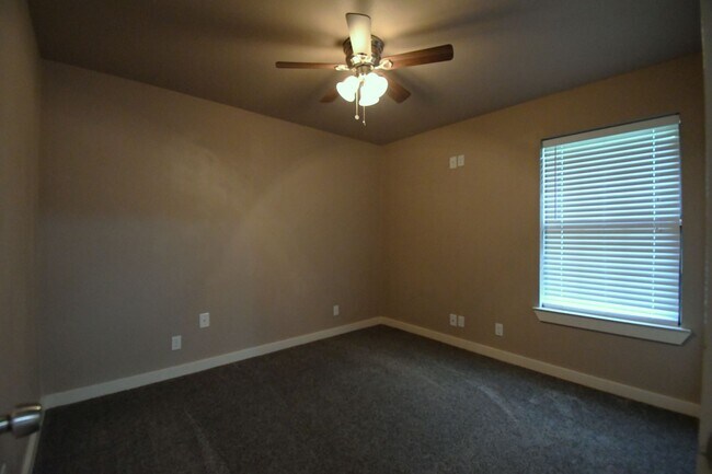 Building Photo - Lovely 4 Bedroom 2 Bath in Flint!