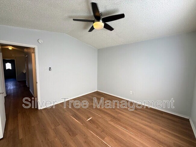 Building Photo - 6847 S Creek Dr