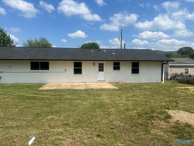 Building Photo - 2211 Penhall Dr NE