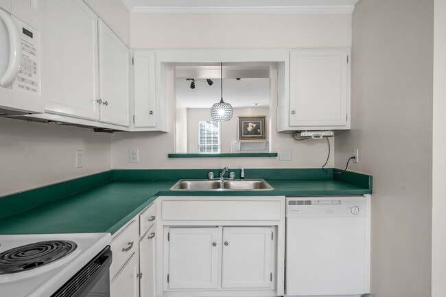 Building Photo - 2 Bedroom Condo For Rent Near Memorial Drive!
